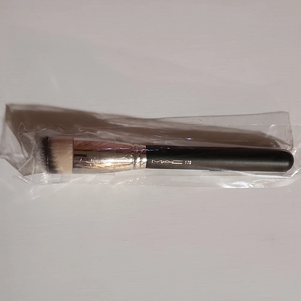 MAC 170 Synthetic Rounded Slant Brush